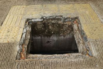 Wow penutup besi trotoar di Jalan Kartini banyak dicuri