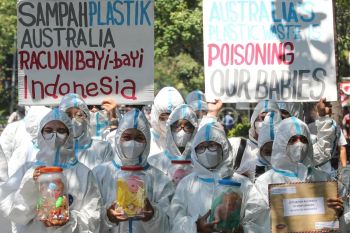 Aksi aktivis lingkungan di Konjen Australia