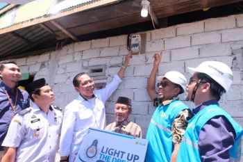PLN bantu menyalakan sambungan listrik 60 rumah di tiga kabupaten Sulsel