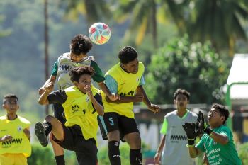 AMMAN berangkatkan puluhan talenta muda sepak bola Sumbawa Barat ke PSS Sleman
