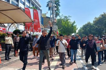 Massa juga mulai berdatangan di depan Gedung MK