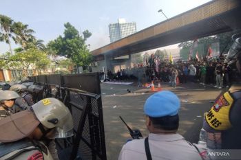 Polisi memasang barikade usai gerbang belakang kompleks DPR roboh oleh massa aksi