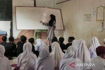 Siswa SD belajar di musala
