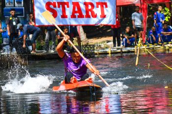 Lomba balap kano di Pantai Cacalan