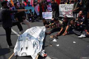 Aksi mahasiswa kawal putusan MK di Blitar