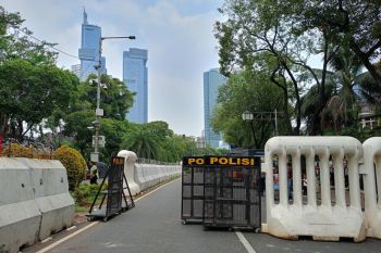 Polisi memasang barikade beton di depan Gedung KPU RI