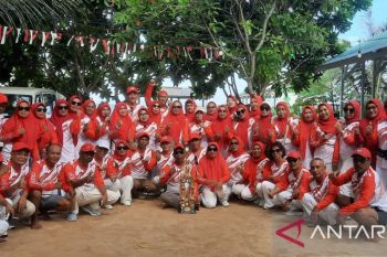 Bertabur hadiah di HUT ke-62 IKA SMANSA Kendari 2024