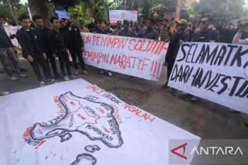 Demo mahasiswa bentangkan spanduk "Masalah Bali" di depan kantor KPU