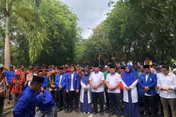 Naik bentor, Alfedri-Husni Merza jadi pasangan pertama daftar di KPU Siak