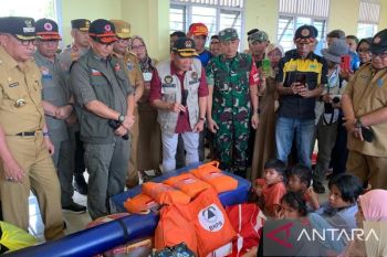 Menko PMK berikan opsi relokasi penduduk korban banjir di Rua