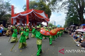 Belasan ribu warga saksikan pawai karnaval budaya Babel