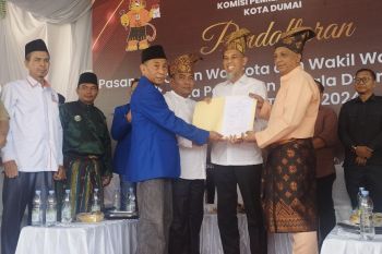Wali Kota incumben Paisal dan Sugiyarto daftar Pilkada ke KPU Dumai