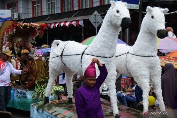 Warna-warni pawai karnaval budaya dalam memeriahkan HUT Ke-79 RI di Babel