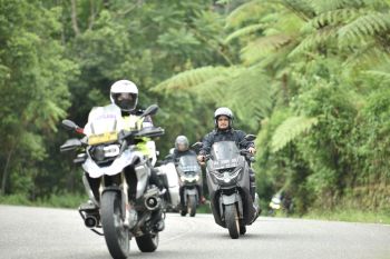 Yamaha Nmax Turbo tembus jalanan Malalak meski diguyur hujan