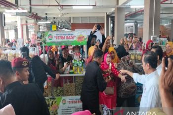 Ratusan pedagang-pembeli Pasar Godean Sleman "serbu" Presiden Jokowi