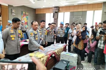 Polda Sumbar periksa dua polisi terlibat perampokan uang