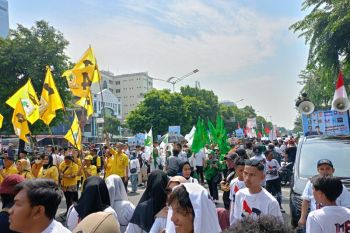 RK-Suswono bersama pendukungnya berjalan menuju kantor KPU DKI