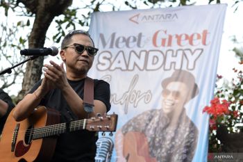 Kunjungan penyanyi Sandhy Sondoro di Kantor Berita ANTARA Biro Bali