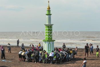 Pemindahan menara adat jelang mandi safar