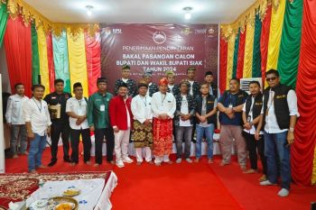Diantar SF Hariyanto, Irving Kahar Arifin dan Sugianto daftar ke KPU Siak