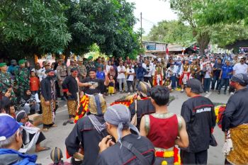 Tarian Reog Ponorogo iringi pendaftaran Anwar Hafid dan Reny Lamajido