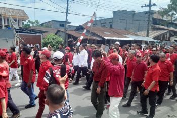 Pasangan Wongkar-Kawatu mendaftar KPU Minsel, massa pendukung membludak