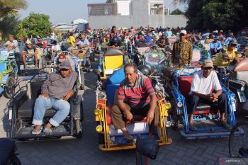 Pembagian sembako tukang becak di Jombang