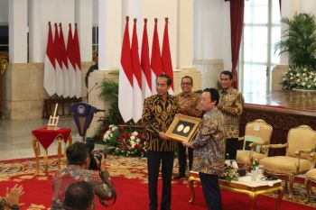 Presiden Jokowi menerima penghargaan tertinggi bidang pangan dari FAO