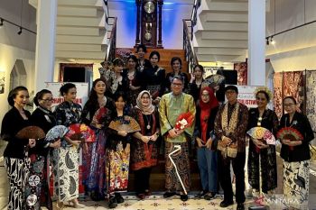 Pameran "Kukila Khatulistiwa" kenalkan koleksi batik Dave Tjoa