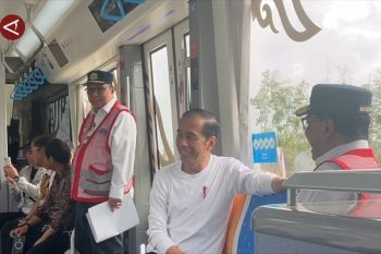 Presiden coba trem otonom yang akan mengaspal saat HUT RI di IKN