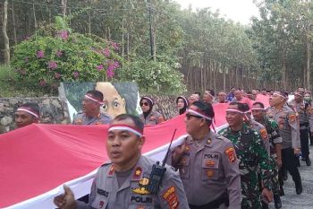 Peringatan HUT RI, TNI-Polri bentangkan bendera merah putih