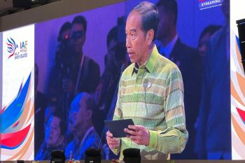 Jokowi perkenalkan Prabowo kepada peserta IAF