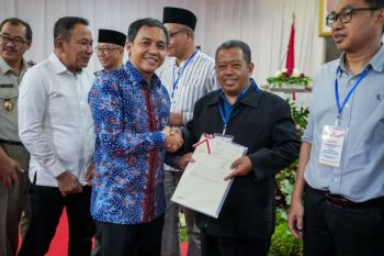 Wamen ATR serahkan sertifikat tanah warga Polehan