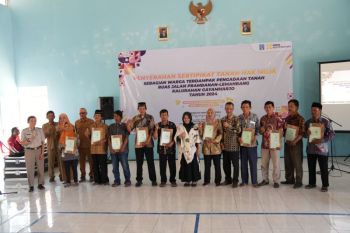 Sleman serahkan sertifikat tanah warga terdampak proyek jalan