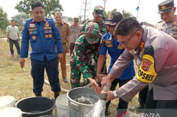 Polres Lamsel salurkan air bersih kepada warga terdampak kekeringan