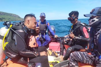 Tim SAR masih mencari warga hilang di Pantai Waigete