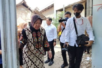 Mensos Risma beri atensi pada disabilitas pengidap tumor di Mojokerto