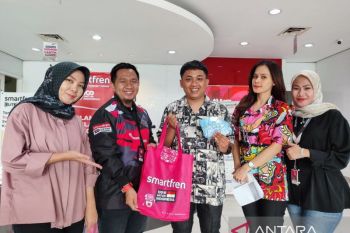 Smartfren beri hadiah untuk pelanggan setia di Hari Pelanggan Nasional 2024