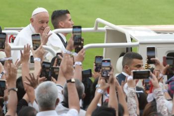 Pesan Natal: Paus Fransiskus minta agar perang di Ukraina diakhiri