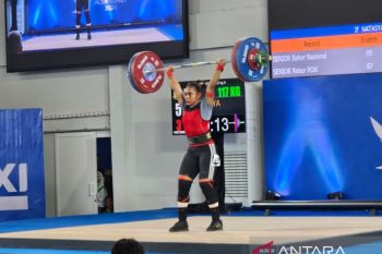 Lifter Papua Natasha Beteyob  pecahkan rekornas kelas 59 kg putri