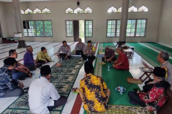 Kapolsek Lirik silaturahmi dengan tokoh agama ajak sukseskan pilkada