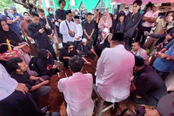 Puput Novel dimakamkan di TPU Sanjaya Jakarta Selatan