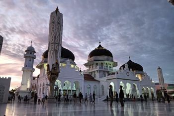 Atlet PON 2024  berdoa di Masjid Baiturrahman sebelum berlaga