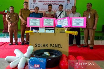 Pemkab Natuna beri bantuan alat penangkapan ikan ke nelayan di Batubi
