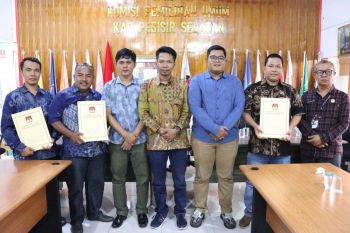 KPU serahkan hasil verifikasi dokumen persyaratan calon pada Paslon Bupati dan Wakil Bupati