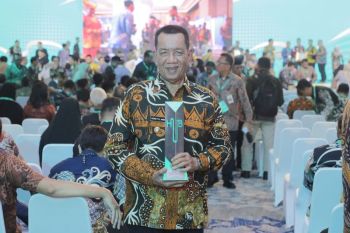 Bupati Rusma Yul Anwar terima penghargaan dari Menteri Perhubungan
