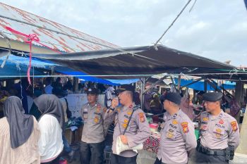 Kapolsek LBJ  blusukan ke pasar sampaikan pesan pilkada damai