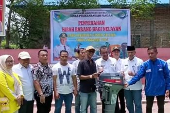 Bupati serahkan bantuan mesin pada kelompok nelayan