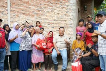 Bupati Lampung Selatan serahkan bantuan bedah rumah di Desa Klaten
