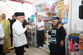Wapres Ma'ruf Amin berdialog dengan pedagang usai peresmian Pasar Tanjungpinang